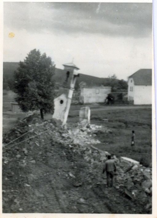 soudruzi bourají zvoničku a kovárnu, léto 1963 či 1964